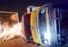UN CAMIÓN CARGADO DE ALGODÓN VOLCÓ SOBRE LA RUTA 13