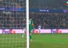 EL INSÓLITO PENAL QUE ROMPIÓ EL INVICTO DEL DIBU MARTÍNEZ EN LA CHAMPIONS LEAGUE
