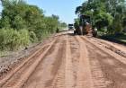 LA MUNICIPALIDAD DE VILLA ÁNGELA AVANZA CON TRABAJOS DE RELLENO Y RIPIO EN CALLE MENDOZA DEL LOTE 20