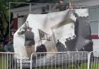 EL GOBIERNO ARRANCÓ UNA GIGANTOGRAFÍA DE NÉSTOR KIRCHNER BAJANDO EL CUADRO DE VIDELA
