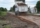 LA MUNICIPALIDAD DE VILLA ÁNGELA AVANZA CON TRABAJOS DE RELLENO EN LA CALLE CHACABUCO Y OBRAS DE MANTENIMIENTOS EN DIFERENTES BARRIOS