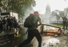 ASÍ FUE EL MOMENTO EN QUE EL CARTUCHO DE GAS IMPACTÓ EN LA CABEZA DEL FOTOPERIODISTA PABLO GRILLO