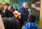 EL SAUZALITO: EL GOBERNADOR ZDERO ENTREGÓ ELEMENTOS EDUCATIVOS A LA ESCUELA AGROPECUARIA N° 6*