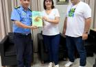 LA ESCRITORA GLADYS MARGARITA SZKARLATIUK VISITÓ LA JEFATURA DE POLICÍA Y DONÓ SU OBRA "EL JARDÍN DE LOS VALORES"
