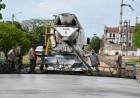 LOS EQUIPOS DE PAVIMENTO DEL MUNICIPIO REALIZAN EL VERTIDO DE HORMIGÓN EN DARWIN Y AVANZAN CON EL MOVIMIENTO DE SUELO POR CALLE CÓRDOBA