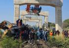 TRAGEDIA EN TAILANDIA: UNA GRÚA CAYÓ SOBRE UN TREN Y DEJÓ AL MENOS 30 MUERTOS Y 67 HERIDOS