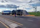 UN CAMIÓN CARGADO CON TONELADAS DE MAÍZ VOLCÓ SOBRE LA RUTA 95