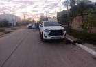 VILLA ANGELA: CONDUCÍA ALCOHOLIZADO, PERDIÓ EL CONTROL DE SU CAMIONETA Y CHOCÓ UN POSTE DE LUZ