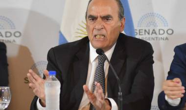EL GOBIERNO QUIERE INSISTIR CON LA PRIVATIZACIÓN DE AEROLÍNEAS, EL CORREO Y RTA