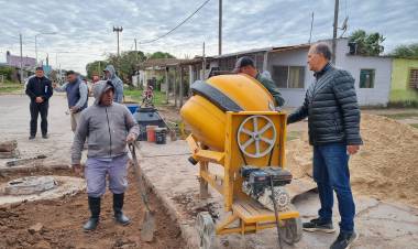MUNICIPALIDAD DE VILLA ÁNGELA INICIA BACHEO EN EL BARRIO REMEDIOS DE ESCALADA