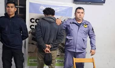 ATRAPARON A UN HOMBRE CORTANDO CABLES DEL ALAMBRADO PÚBLICO CON UN CUCHILLO DE COCINA Y QUEDÓ DETENIDO