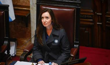 PASAJES, VIÁTICOS Y CUSTODIA POLICIAL: VILLARRUEL ABRE LA BILLETERA PARA LOS AMIGOS