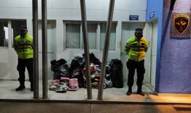 POLICIA CAMINERA DEMORÓ EL PASO DE UN CAMIÓN QUE LLEVABA GRAN CANTIDAD DE ROPAS