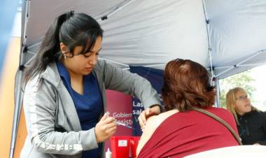 ESTA TARDE CONTINÚA LA VACUNACIÓN EN LA POSTA DE LA PEATONAL Y ALBERDI