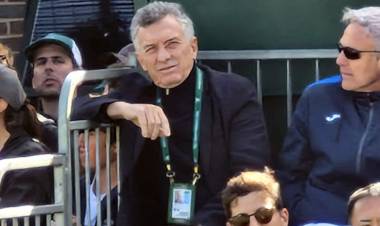 MACRI EN WIMBLEDON: ESQUIVA LOS PELOTAZOS DEL PRO Y JUEGA AL MISTERIO CON EL PACTO DE MAYO