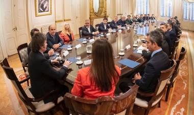 PACTO DE MAYO: UNA PUESTA EN ESCENA CON VARIOS PROTAGONISTAS AUSENTES