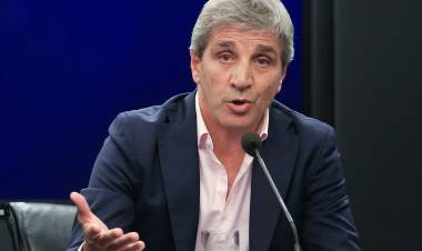 CAPUTO INSISTE EN QUE NO HABRÁ DEVALUACIÓN MIENTRAS NEGOCIA MÁS DEUDA CON EL FMI