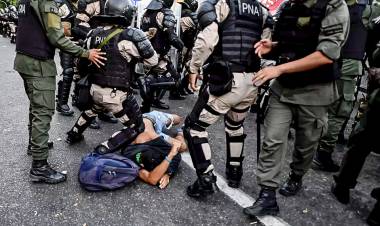 NI TERROR NI GOLPISMO, SOLO GENTE PROTESTANDO