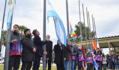 EN CHACO SE RESPIRA BIENAL: “COMENZÓ EL MUNDIAL DE LAS ESCULTURAS” EXPRESÓ EL GOBERNADOR ZDERO