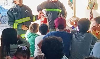 VILLA ÁNGELA: BRINDARON UNA CHARLA A NIÑOS SOBRE LA FUNCIÓN DEL BOMBERO