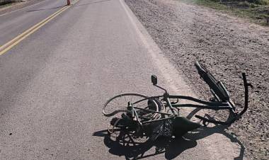 ACCIDENTE DE TRANSITO ENTRE UNA BICICLETA Y UN AUTOMOVIL: UN HOMBRE TRMINÓ CON LESIONES