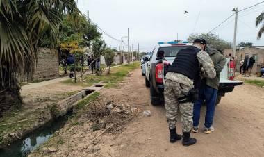 EN COMPAÑÍA DE UN MENOR INGRESO A ROBAR A DOS COMERCIOS