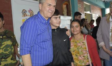 CASTELLI: EL GOBERNADOR ZDERO ENTREGÓ AYUDAS TÉCNICAS EN CAIDIN 