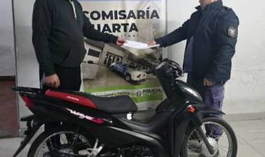 ABANDONARON DOS MOTOCICLETAS AL VER LA POLICÍA, ERAN HURTADAS 