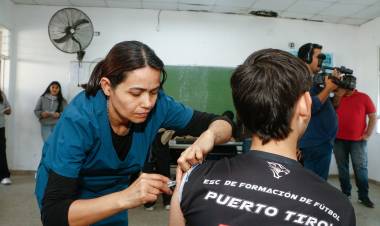 EL GOBIERNO DEL CHACO INICIÓ EN PUERTO TIROL LA CAMPAÑA DE VACUNACIÓN CONTRA EL DENGUE 