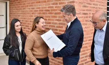 RESISTENCIA: EL GOBERNADOR ZDERO ENTREGÓ VIVIENDAS EN LA CHACRA 214