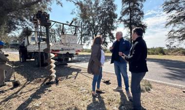 EL GOBIERNO PROVINCIAL INSTALA NUEVA ILUMINACIÓNE N EL ACCESO A SANTA SYLVINA