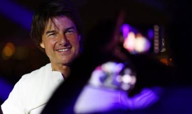 ASÍ FUE LA APARICIÓN DE TOM CRUISE EN LA CEREMONIA DE CIERRE DE LOS JUEGOS OLÍMPICOS
