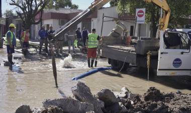 RESISTENCIA: SE REPARÓ LA ROTURA DE UN CAÑO EN UNA OBRA DE PAVIMENTO SOBRE AV. 9 DE JULIO