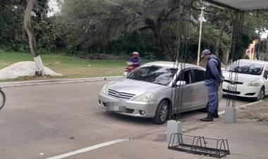 EXTRANJEROS FUERON ESCOLTADOS FUERA DE LA LOCALIDAD POR REALIZAR ACTIVIDAD COMERCIAL NO REGULADA