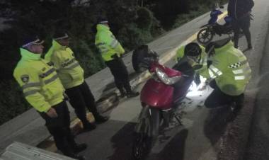 RECUPERAN UNA CAMIONETA, INTERVINIERON CARGAS, DETECTARON 30 ALCOHOLEMIAS Y LABRÓ 212 ACTAS