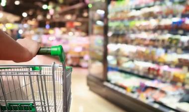 ARRANCA LA BAJA DEL IMPUESTO PAIS: QUÉ PRODUCTOS ESPERA EL GOBIERNO QUE BAJEN DE PRECIO