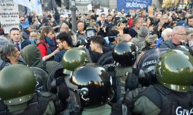 REPRIMIERON A LOS JUBILADOS FRENTE AL CONGRESO DURANTE UNA PROTESTA CONTRA EL VETO