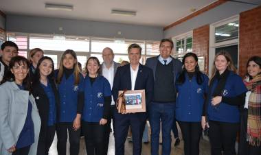 DU GRATY: EL GOBERNADOR ZDERO ACOMPAÑÓ LA FERIA DEL LIBRO PROVINCIAL 2024 E INAUGURÓ OBRAS DE REFACCIÓN EN LA ESCUELA 42