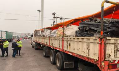 DEMORAN A DOS CAMIONES CON CHATARRA CON UN VALOR DE $50.000.000
