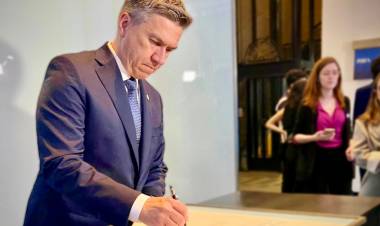 BS. AS: EL GOBERNADOR ZDERO FIRMÓ EL ACUERDO POR LA EDUCACIÓN