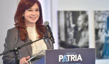 OTRO MENSAJE POLÍTICO DE CRISTINA KIRCHNER: ACOMPAÑAR AL PUEBLO Y OFRECER UNA ALTERNATIVA AL DESASTRE SOCIAL