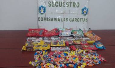 SE LLEVO LAS GOLOSINAS DEL KIOSCO DE LA ESCUELA A LA QUE ASISTE Y SU MADRE LAS ENTREGO
