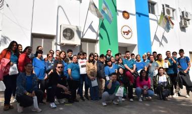 ALUMNOS DE LA UEGP 143 VIAJARON DESDE SÁENZ PEÑA PARA COMPARTIR Y APRENDER DN LA LEGISLATURA SIBRE LEYES Y LA VIDA EN DEMOCRACIA