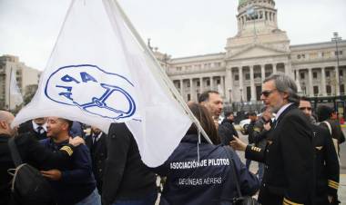 LAS FALACIAS DEL GOBIERNO PARA JUSTIFICAR LA PRIVATIZACIÓN DE AEROLÍNEAS ARGENTINAS