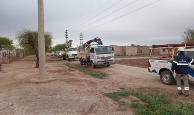 CASTELLI: SECHEEP ELIMINA CONEXIONES IRREGULARES Y MEJORA LA RED ELÉCTRICA EN LAS CHACRAS 65 Y 71