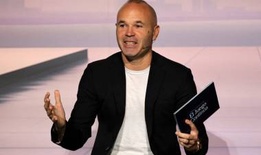 MESSI SALUDÓ A INIESTA POR SU RETIRO DEL FÚTBOL: "SOS UN FENÓMENO"