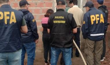 ALLANARON UN DOMICILIO, SECUESTRARON DOS CELULARES UTILIZADOS PARA ESTAFAS Y UNA PLANTA DE MARIHUANA