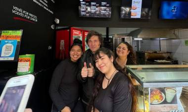 MILEI PROBÓ CON DIVIDIR Y LE FUE MAL, LUEGO CON COMER EMPANADAS Y LO INSULTARON
