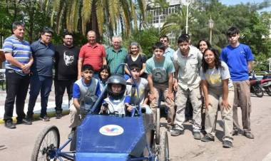 LA E.E.T. N.º 25 PRESENTÓ SU PROTOTIPO DE AUTO ELÉCTRICO CON EL APOYO DEL MUNICIPIO FRENTE AL PALACIO MUNICIPAL