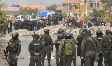 BOLIVIA: LA POLICÍA INTENTA DESACTIVAR SIN ÉXITO LOS CORTES DE RUTA EN APOYO A EVO